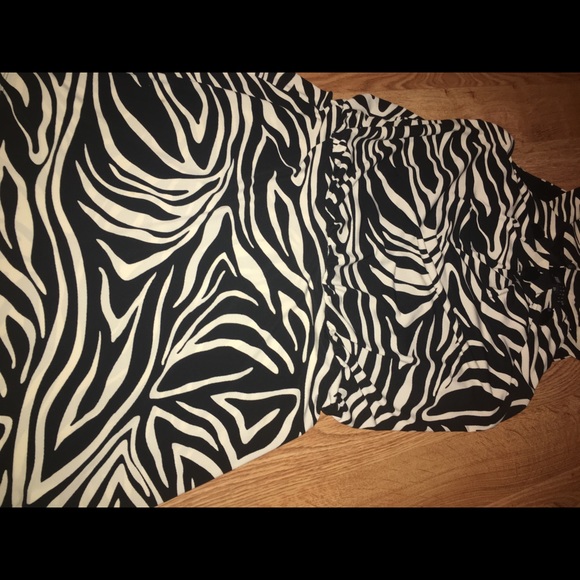 📍FINAL REDUCTION📍 Black & white zebra like print - Picture 2 of 4